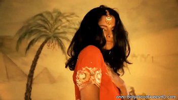 bollywood actress rekha boob nipple slip video