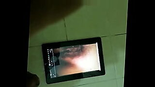 marido pilla su esposa follando con otro por una webcam chat