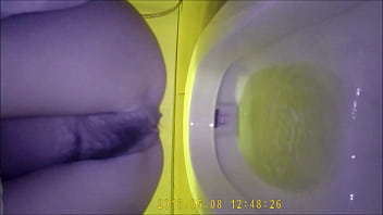fat women pissing toilet