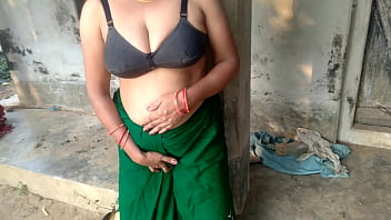 indian aunty fingering her pussy