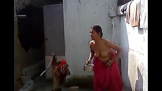 BENGALI BOUDI BATHING NAKED FOR LOVER VIRAL MMS INDIAN PORN