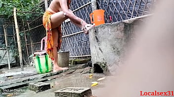 desi girl outdoor leaked bath video