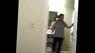 marido pilla su esposa follando con otro por una webcam chat