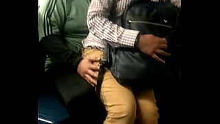 me toca la verga con la mano en el metro