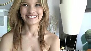 amateur naked brunette babe in bed gets a blowjob