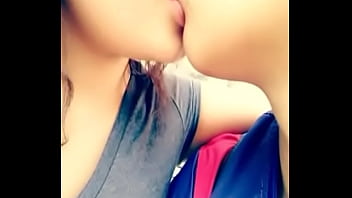 kissing girl pussy