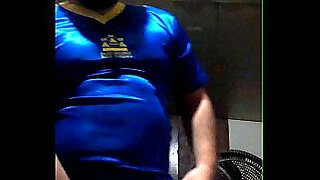 liceista camisa azul venezolana tirando