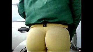 candid gilf in tight jeans with a nice ass and cameltoe 2