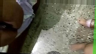 sunny leone old video 2013 in bengali suit and cleaning the glass